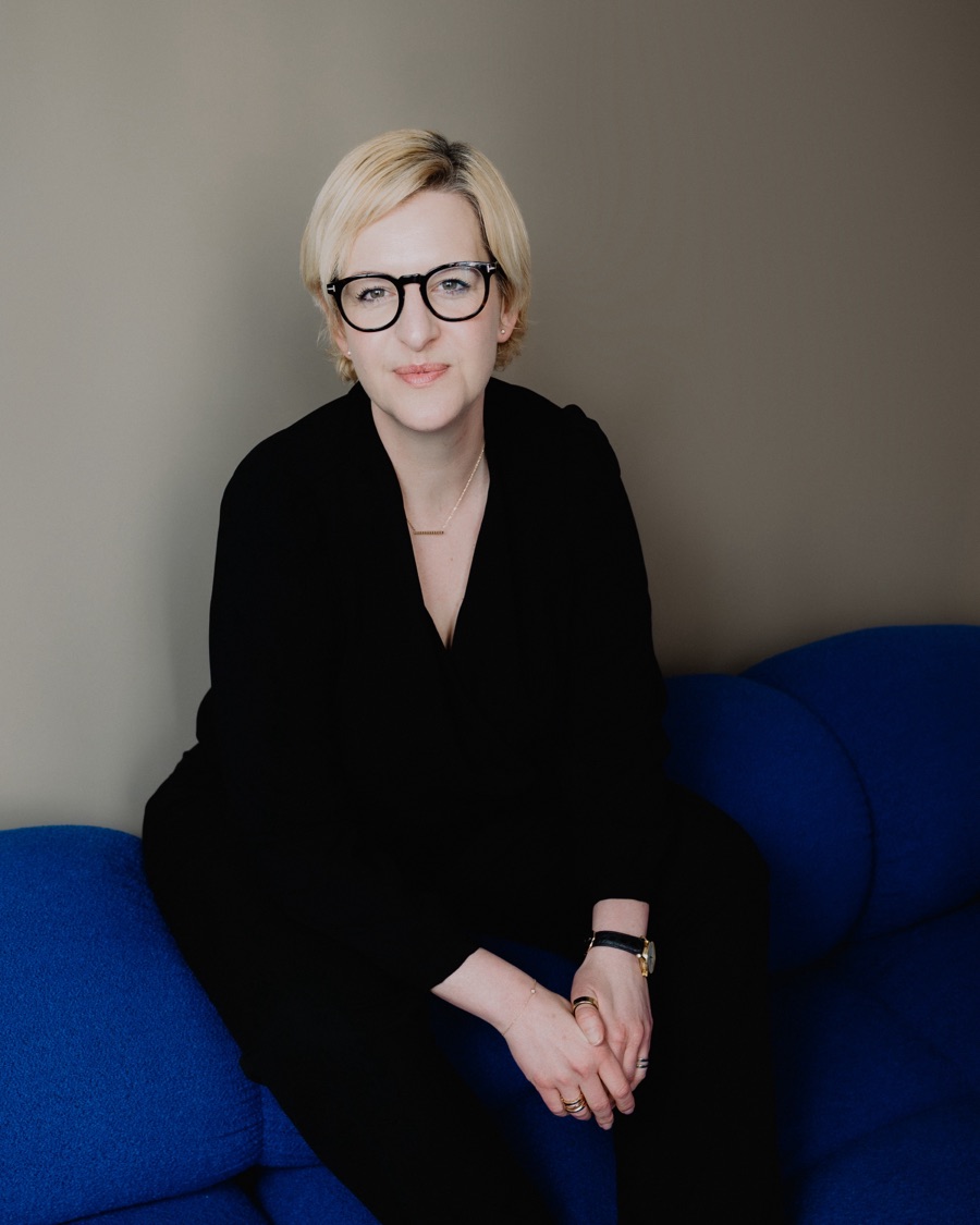 Carsta Maria Müller, Managing Director von Baby Got Business, auf einem blauen Sofa